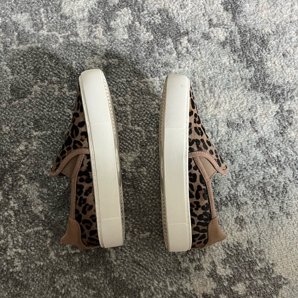 UGG low top cheetah sneakers - Picture 2 of 4
